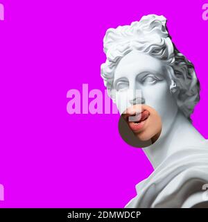 Collage avec modèle de tête en plâtre, statue et portrait de femme isolé sur fond violet. Espace négatif pour insérer votre texte. Design moderne. Collage d'art contemporain coloré et conceptuel lumineux. Banque D'Images