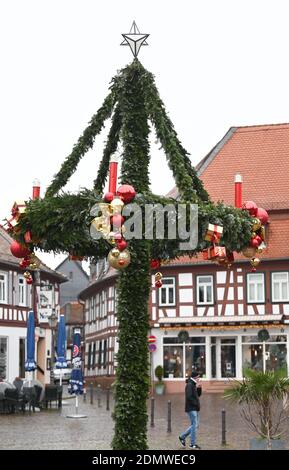 Seligenstadt, Allemagne. 17 décembre 2020. Une grande couronne de l'Avent se tient devant des maisons à colombages de la vieille ville. Dans la lutte contre le virus corona, la vie publique est fermée pour la deuxième fois cette année. Credit: Arne Dedert/dpa/Alay Live News Banque D'Images