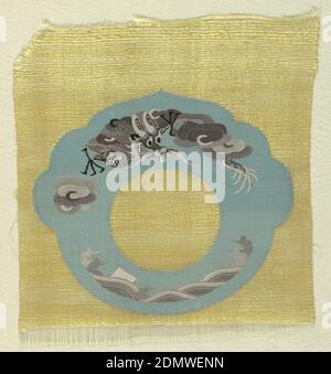 Accessoires de costume (uncut), Medium: Silk technique: Tissu de tapisserie Uni et fendu, pièces non coupées pour les accessoires de costume ont un sol jaune avec un anneau bleu lobé contenant un dragon, nuages et vagues dans de nombreuses nuances de gris., Chine, fin du XIXe au début du XXe siècle, textiles tissés, accessoires de costume (uncut Banque D'Images