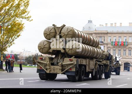 Système de missiles antiaériens SAM S-300. Le défilé de la victoire dans la rue Bakou, Azerbaïdjan : 10 décembre 2020 Banque D'Images