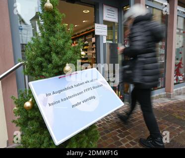 Seligenstadt, Allemagne. 17 décembre 2020. Un panneau portant la mention « Orry, We are out of free FFP2 masks at the ence » est suspendu sur l'arbre de Noël à l'extérieur d'une pharmacie dans la vieille ville. Dans la lutte contre le coronavirus, la vie publique est fermée pour la deuxième fois cette année. Credit: Arne Dedert/dpa/Alay Live News Banque D'Images