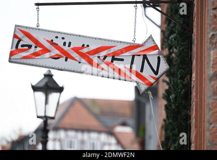 Seligenstadt, Allemagne. 17 décembre 2020. Un panneau indiquant « vin chaud » est recouvert de ruban adhésif dans la vieille ville. Dans la lutte contre le virus corona, la vie publique est fermée pour la deuxième fois cette année. Credit: Arne Dedert/dpa/Alay Live News Banque D'Images