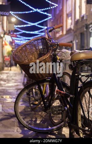 Vélo avec panier en osier sur Green Street Cambridge, avec des lumières de Noël dans la rue Banque D'Images