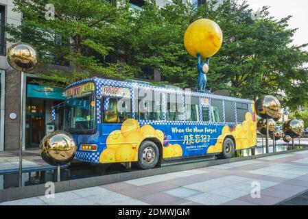 Le 1er novembre 2020 : l'autobus Moon est situé près du bâtiment taipei 101 dans le district de xinyi, dans la ville de taipei, à taïwan. Il était basé sur l'illustrateur taïwanais Jimmy Banque D'Images