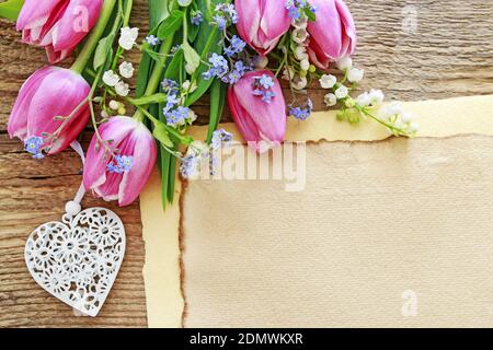 Bouquet de tulipes roses, nénuphars de la vallée et oubliez-moi pas les fleurs. Décoration printanière Banque D'Images