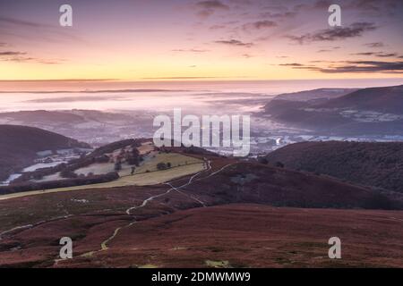 Sentier sur les pentes inférieures de la montagne du pain de sucre avec Abergavenny en arrière-plan. Banque D'Images