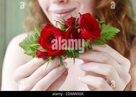 Thespian card distress Fleuriste au travail: Comment faire une pince à cheveux avec des fleurs  fraîches et de la fougère. Étape par étape, tutoriel Photo Stock - Alamy