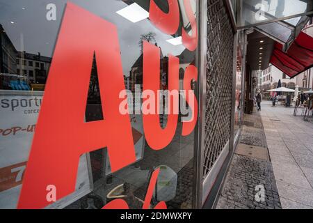 17 December 2020, Hessen, Frankfurt/Main: The word 'Off' can be seen on the window of a closed downtown store. In the fight against the corona virus, public life is being shut down with a lockdown for the second time this year. Photo: Frank Rumpenhorst/dpa Stock Photo