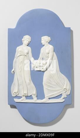 Plaque, Wedgwood, anglais, établie en 1759, grès teinté non glacé (Jasperware), plaque de Jasperware bleu et blanc, panneau vertical avec extrémités voûtées, contenant deux figures femelles en robes coulées, marchant vers la gauche. Figure à droite porte un panier de raisins que son compagnon se tourne pour voir., Angleterre, 19e siècle, céramique, Arts décoratifs, plaque Banque D'Images