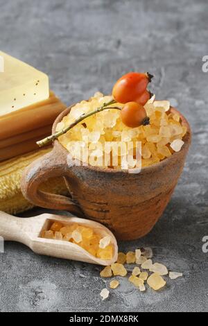 Tasse en céramique avec sel de mer jaune. Heure du spa Banque D'Images