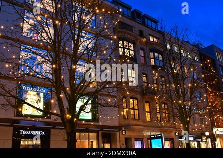 Illuminations de Noël sur le boulevard commerçant haut de gamme Königsallee dans le centre-ville de Düsseldorf. Banque D'Images