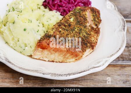 Dîner simple avec poisson (saumon), pommes de terre et salade de légumes. Grande partie. Banque D'Images