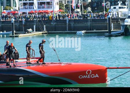 Auckland. 17 décembre 2020. Les équipiers de l'équipe Emirates Team New Zealand repart pour l'amarrage après avoir terminé la première journée de compétition de la coupe de l'Amérique World Series à Auckland, en Nouvelle-Zélande, le 17 décembre 2020. Credit: Guo Lei/Xinhua/Alay Live News Banque D'Images