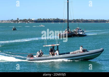 Auckland, Nouvelle-Zélande. 17 décembre 2020. Le yacht d'Ineos Team UK est traîné en arrière pour s'amarrer en raison d'un échec technique lors de la course contre Luna Rossa Prada Pirelli Team le premier jour de la coupe de l'Amérique World Series à Auckland, en Nouvelle-Zélande, le 17 décembre 2020. Credit: Guo Lei/Xinhua/Alay Live News Banque D'Images