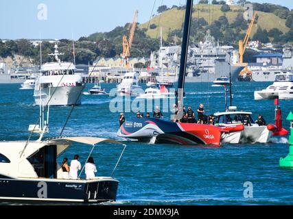 Auckland. 17 décembre 2020. Les équipiers de l'équipe Emirates Team New Zealand repart pour l'amarrage après avoir terminé la première journée de compétition de la coupe de l'Amérique World Series à Auckland, en Nouvelle-Zélande, le 17 décembre 2020. Credit: Guo Lei/Xinhua/Alay Live News Banque D'Images