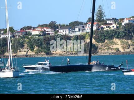 Auckland. 17 décembre 2020. Les membres de l'équipage du New York Yacht Club American Magic reviennent à l'amarrage après avoir terminé la première journée de compétition de la coupe du monde de l'Amérique à Auckland, en Nouvelle-Zélande, le 17 décembre 2020. Credit: Guo Lei/Xinhua/Alay Live News Banque D'Images