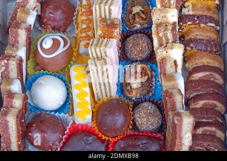 Un grand choix de petits gâteaux dans une boîte de fête Banque D'Images