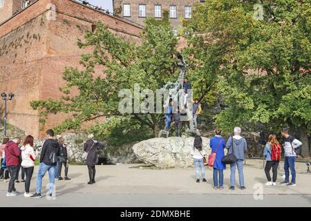 Les touristes regardant la statue du Dragon de Wawelski. Banque D'Images