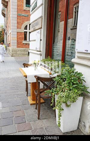 Table de restaurant en plein air près de la rue St Anna à Cracovie, en Pologne. Banque D'Images