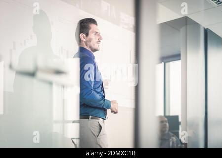 Le responsable donne une présentation commerciale sur l'événement de réunion d'entreprise. Banque D'Images