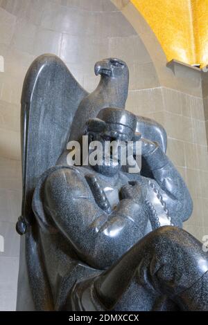 Cetinje, Monténégro. Sculpture en granit de Petar II Petrović Njegoš, d'Ivan Meštrović, dans le mausolée de Njegoš. Banque D'Images