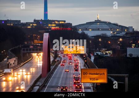 Dortmund avec autoroute Rheinlanddamm et salle d'événements Westfalenhalle Banque D'Images