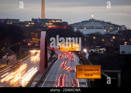 Dortmund avec autoroute Rheinlanddamm et salle d'événements Westfalenhalle Banque D'Images