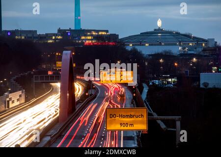 Dortmund avec autoroute Rheinlanddamm et salle d'événements Westfalenhalle Banque D'Images