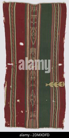 Fragment, Moyen: Laine, soie, métal technique: Gauchissement complémentaire, Section de bande de représentation avec de larges bandes verticales de rouge ou vert Uni alternant avec trois bandes composées de bandes de blanc, vert, rose, rouge, marron, et bleu. Chaque bande à rayures multiples est dotée d'une bande centrale en tissu fantaisie avec surface de chaîne; faites défiler les deux bandes extérieures, figure stylisée au centre. Deux selvages simples. Métier à fil se terminant en haut, ourlet cousu à la main en bas. Décoration or plate en forme de plante stylisée pêchée au centre droit., Pérou, XVIIe siècle, textiles tissés, fragment Banque D'Images