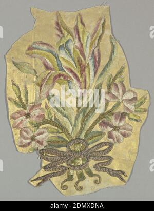 Textile, Moyen: Soie, fil métallique, peinture or technique: Brodée avec des stiches de satin, tige et couching sur le tissage de satin; peint, petit fragment avec un bouquet de fleurs multicolores et de feuilles attaché avec un ruban. Le sol en satin est peint en or., Europe, début du XVIIIe siècle, broderie et couture, textile Banque D'Images