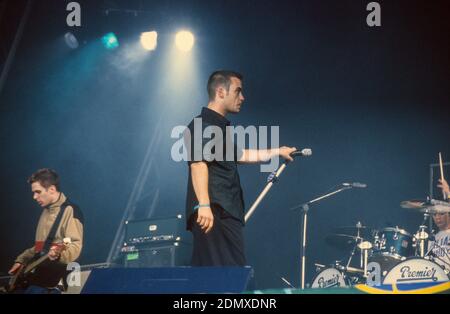 Robbie Williams se exécutant au Glastonbury Festival 1998, Somerset, Angleterre, Royaume-Uni. Banque D'Images