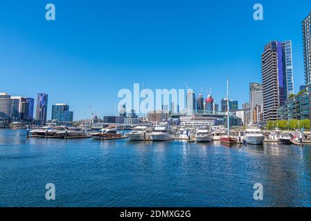 MELBOURNE, AUSTRALIE, 1er JANVIER 2020 : bateaux amarrés dans le quartier des docklands de Melbourne, Australie Banque D'Images