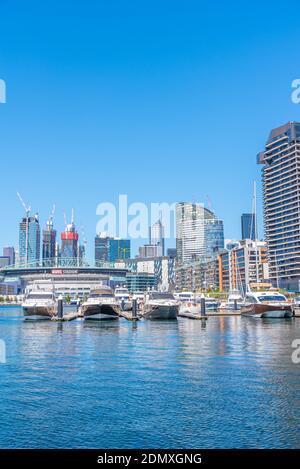 MELBOURNE, AUSTRALIE, 1er JANVIER 2020 : bateaux amarrés dans le quartier des docklands de Melbourne, Australie Banque D'Images