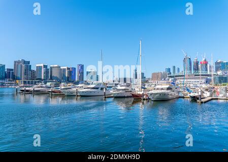 MELBOURNE, AUSTRALIE, 1er JANVIER 2020 : bateaux amarrés dans le quartier des docklands de Melbourne, Australie Banque D'Images