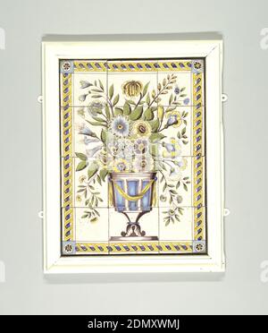 Panneau de carreaux, faïence émaillée, cadre en bois peint, panneau vertical se compose de douze carreaux, trois carreaux de large par quatre de haut. La décoration se compose d'une urne en bleu et violet de manganèse, avec un nag de drapery jaune, rempli de fleurs et de feuillage. A propos de la bordure s'étend un motif baguette torsadé en jaune et bleu, avec des accents noirs. Chaque coin du panneau a une rosette jaune et noire sur un champ bleu carré., France, fin du XVIIIe siècle, carreaux, Arts décoratifs, panneau de carreaux Banque D'Images