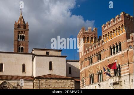 Cathédrale et Palazzo Aldobrandeschi (Palazzo della Provincia) à Grosseto, Toscane, Italie Banque D'Images