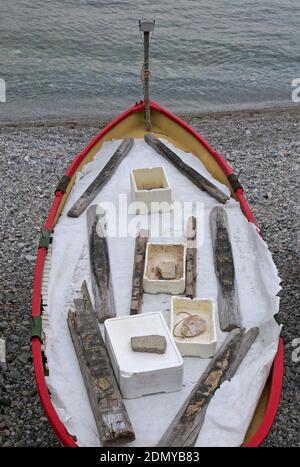 Petit bateau de pêche couvert de tarpe, Noli, Ligurie, Italie Banque D'Images