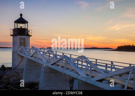 Coucher de soleil sur le phare de Marshall près de Port Clyde, Maine, USA Banque D'Images