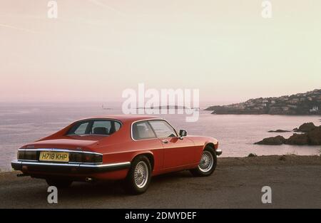 Jaguar XJS coupé 1991 conduite dans le sud de la France. Banque D'Images