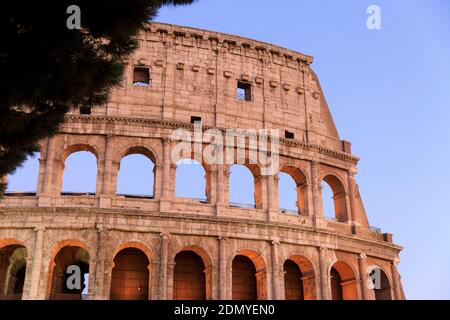 Italie, Rome : le Colisée, inscrit au patrimoine mondial de l'UNESCO. Vue sur le Colisée dans la soirée Banque D'Images