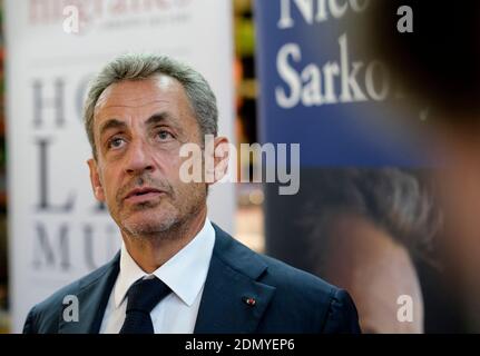 Bruxelles, Belgique, le 3 septembre 2020: Nicolas Sarkozy signe des copies de son livre "le temps des temps" (The Time of Storm) Banque D'Images