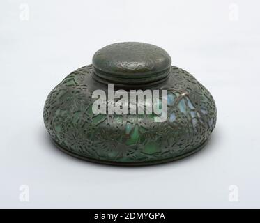 Porte-encreur et couvercle, Louis Comfort Tiffany, (américain, 1848–1933), verre, bronze, une pièce d'un ensemble de bureau de six pièces. Puits d'encre rond avec couvercle décoré favrille verre dans un motif de vigne., New York, NY, USA, ca. 1910-20, glasswares, Arts décoratifs, puits d'encre et couvercle Banque D'Images
