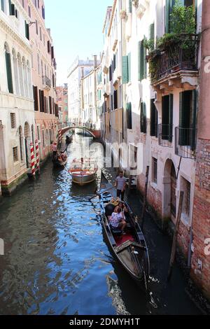 Le soleil se couche sur un canal à Venise, dans le nord de l'Italie Banque D'Images