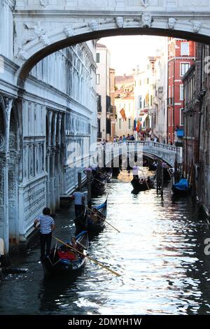 Le soleil se couche sur un canal à Venise, dans le nord de l'Italie Banque D'Images