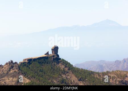 Vue sur la montagne Roque Nublo à Gran Canaria avec volcan Teide sur fond de brouillard. Paysages naturels des îles Canaries. Concept de randonnée Banque D'Images