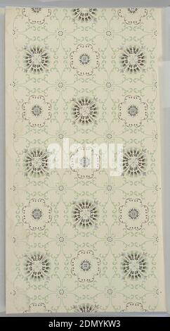 Papier de plafond, papier imprimé à la machine, mica liquide, deux ornements circulaires différents, l'un ouvert l'autre plus dense, séparés par des rouleaux de feuilles. Imprimé sur fond blanc cassé ou jaune clair, Etats-Unis, 1905–1915, revêtements muraux, papier de plafond Banque D'Images