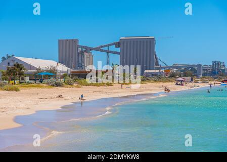 GERALDTON, AUSTRALIE, 12 JANVIER 2020 : paysage urbain avec une plage à Geraldton, Australie Banque D'Images