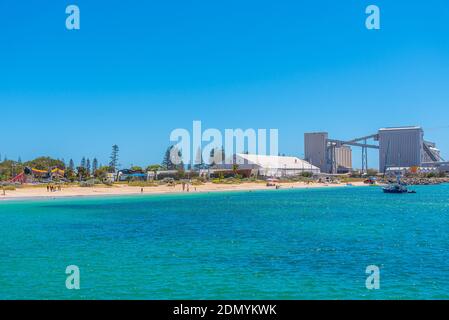 GERALDTON, AUSTRALIE, 12 JANVIER 2020 : paysage urbain avec une plage à Geraldton, Australie Banque D'Images