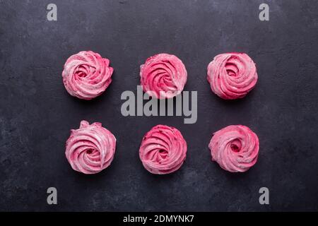 Guimauve rose maison sur fond de pierre noire vue du dessus Banque D'Images