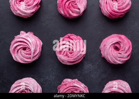 Guimauve rose maison sur fond de pierre noire vue du dessus Banque D'Images